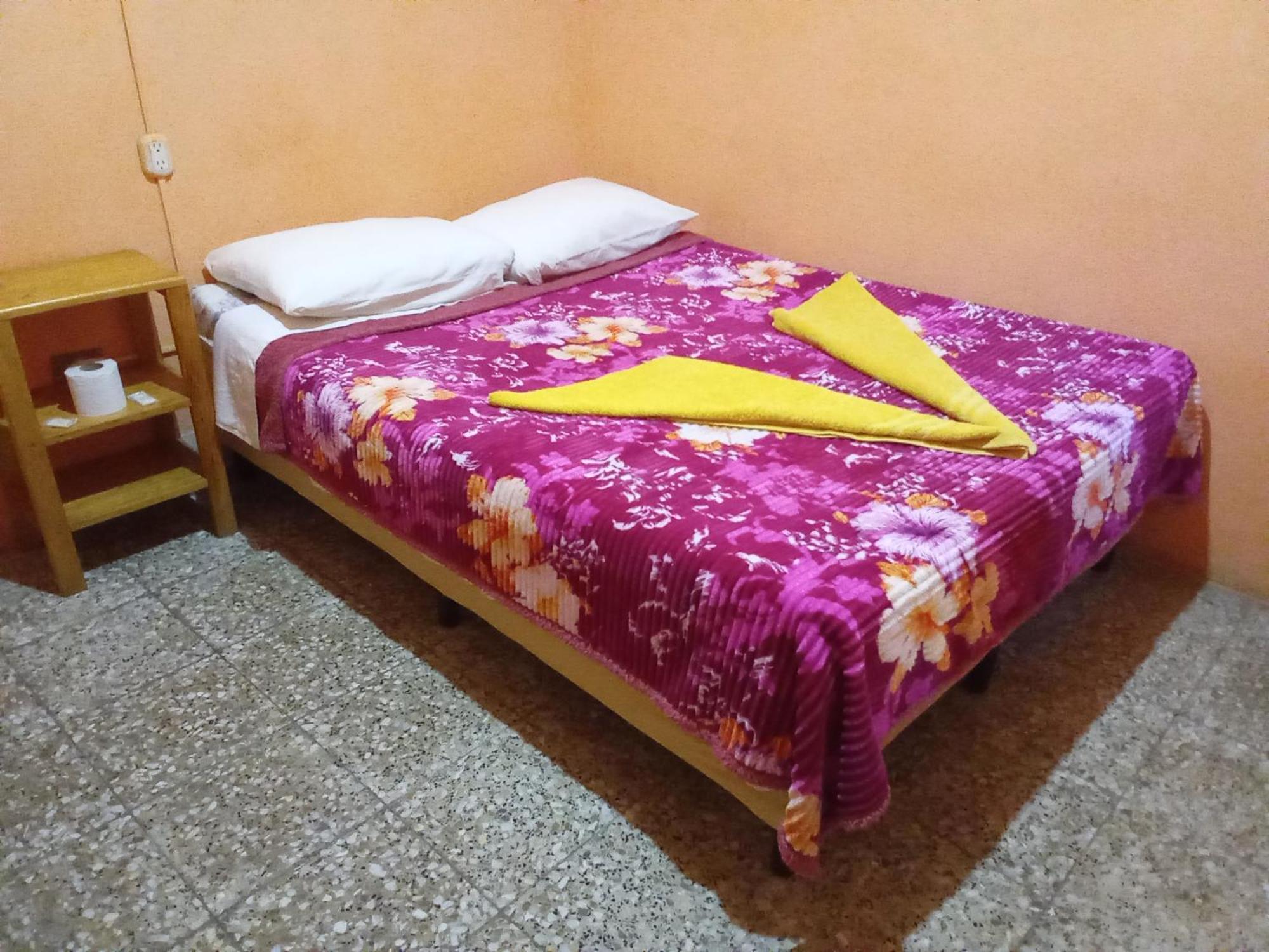 Hospedaje Santo Domingo Panajachel Eksteriør bilde